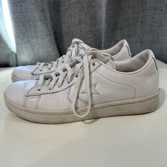 Men’s white converse sneakers. Size 10   Pre owned - Picture 4 of 12